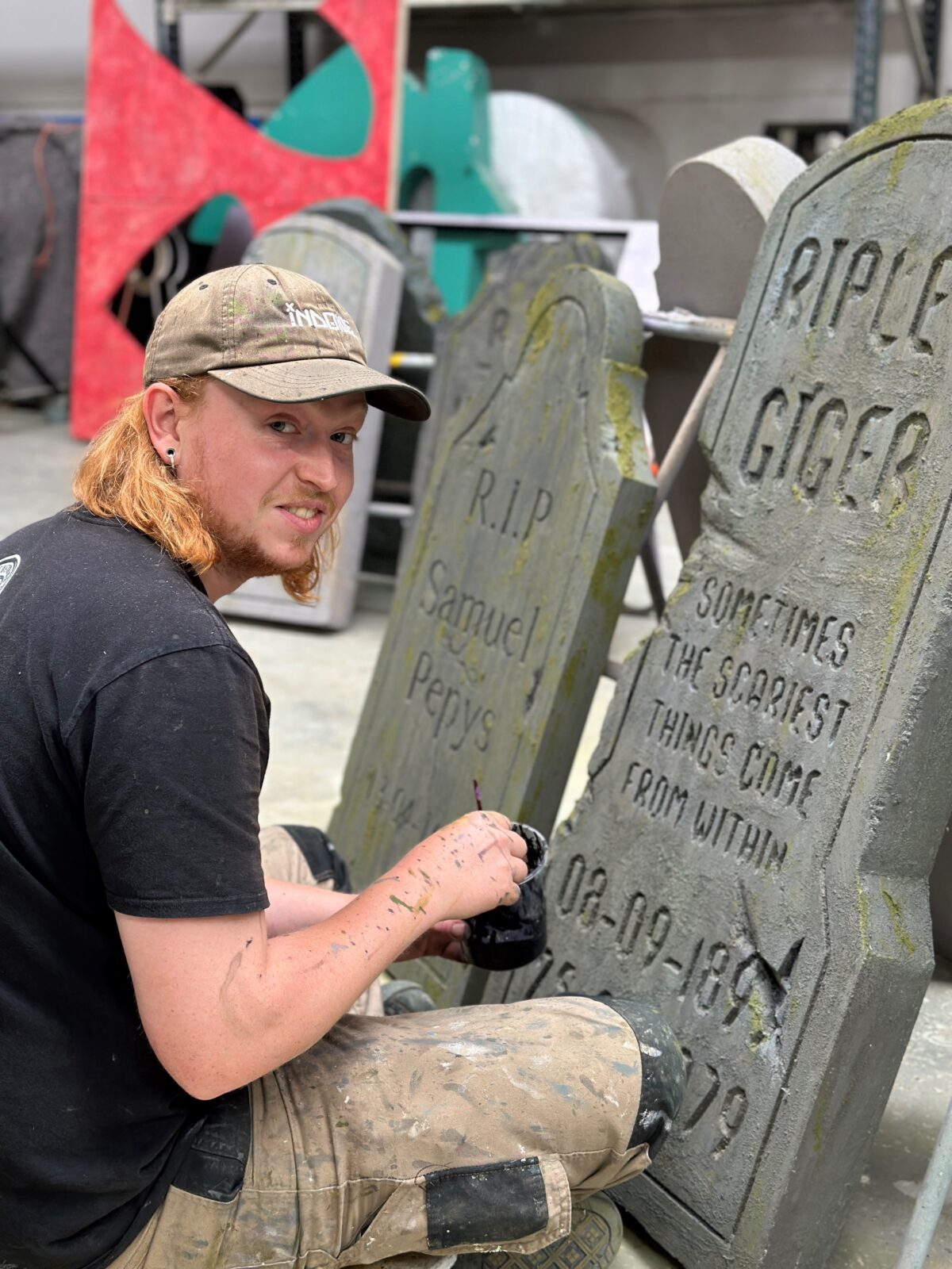 Nep grafstenen Props